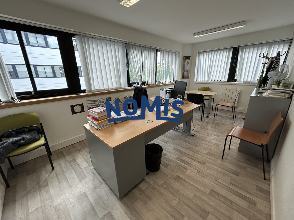 Bureaux lumineux de 270 m² à Orvault avec parking sécurisé.